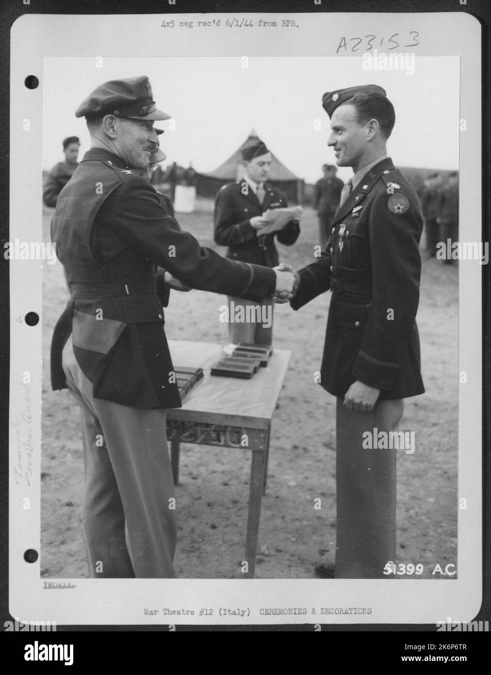Con la distinta Croce volante fissata alla sua tunica, il maggiore Donald L. Perry, 5135 W. 18th St., Hawthorne, Calif., si è dimostrato congratulato dal col. Charles W. Lawrence, comandante di un AAF Wing, che ha fatto la presentazione alla P-38 Foto Stock