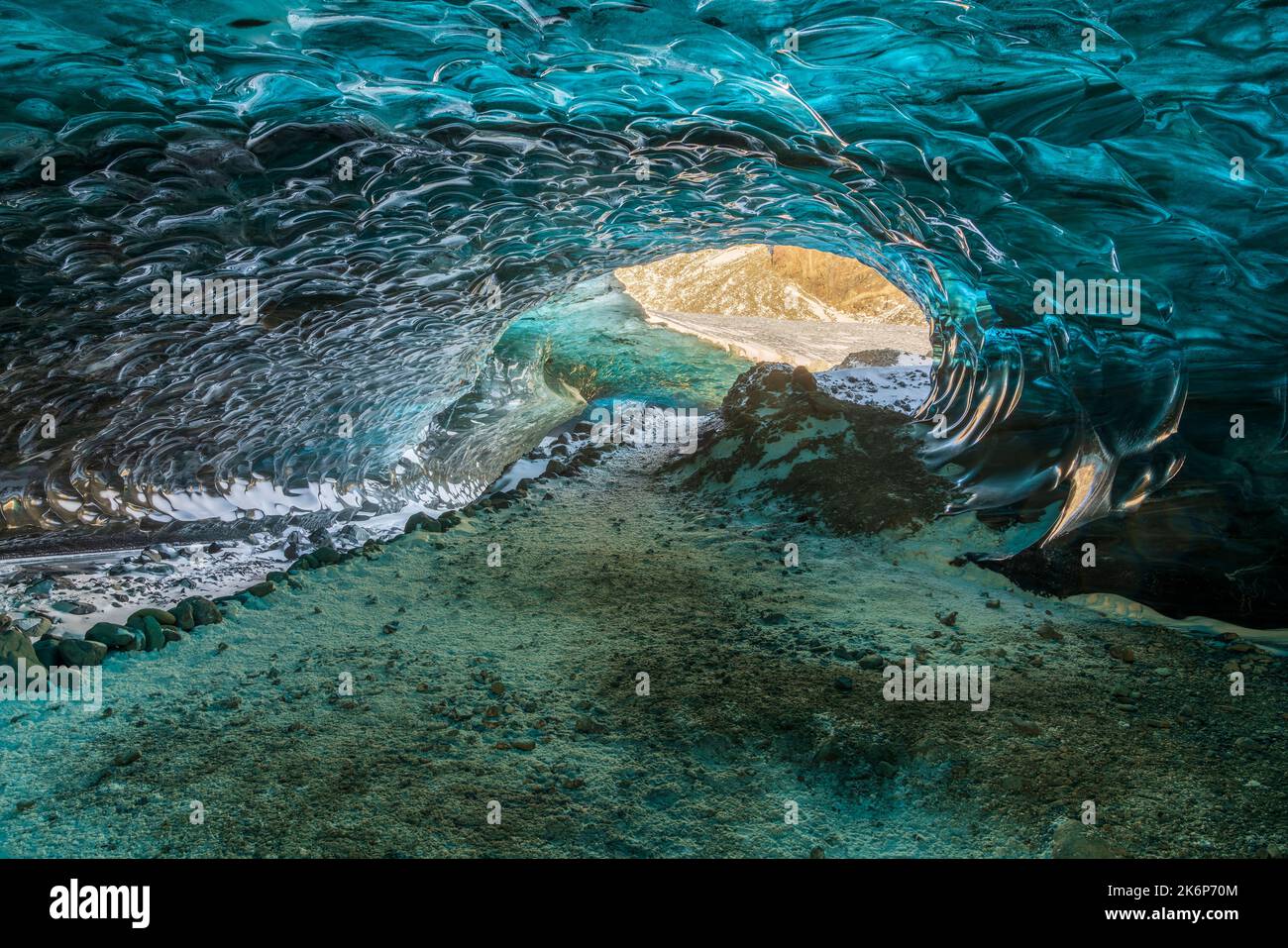 Caverna di ghiaccio nel ghiacciaio di Vatnajokull, Parco Nazionale di Skaftadell, Jökulsárlón, Parco Nazionale di Vatnajökull, Regione Orientale, Islanda, Europa Foto Stock