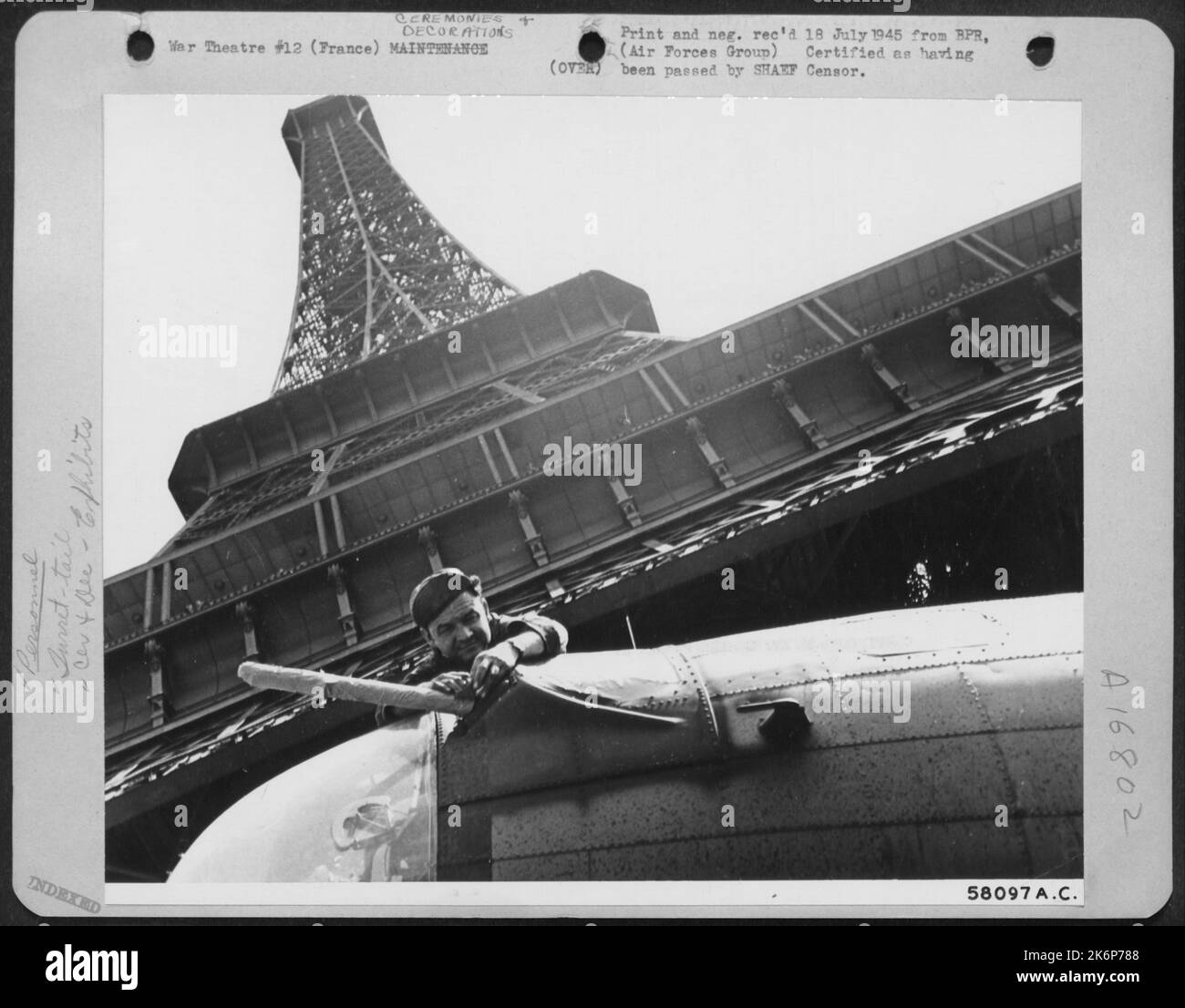 P. Walter P. Trew di Chattanooga, Tenn., opere sulle armi di questo Boeing B-17 'Fortezza volante' in una mostra visualizzazione di aerei e attrezzature utilizzati nell'Eto sotto la Torre Eiffel, a Parigi, Francia. Foto Stock