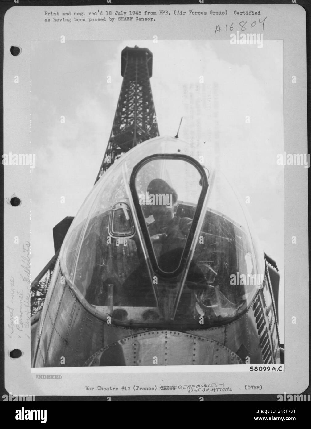 La Torre Eiffel, a Parigi Francia, sorge sullo sfondo di questa veduta del naso plastico della Fortezza volante Boeing B-17. Arthur Dossone di Brooklyn, N.Y., occupa la posizione di Bombardier all'Outdoor Exposition che mostra velivoli e. Foto Stock