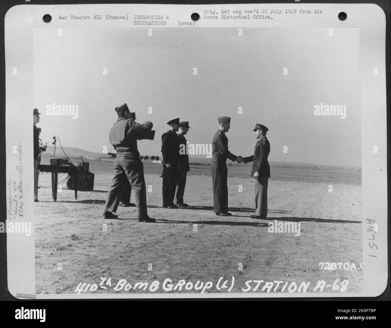 Il maggiore generale Samuel E. Anderson si congratula Con Un membro del gruppo bomba 410Th dopo avergli conferito un premio durante Una cerimonia presso Una base dell'aeronautica militare 9th in Francia. Maggio 1945. Foto Stock