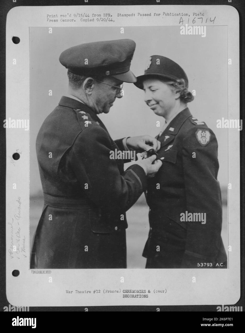 FRANCE-1st Lt. Ellen C. Chiesa di Cresco, Iowa, un'infermiera di volo veterana delle invasioni aeree nei teatri europei e mediterranei, riceve la Medaglia aerea dal Gen. Lewis H. Brereton, comandante dell'esercito aereo alleato del 1st. Lt. Chiesa Foto Stock