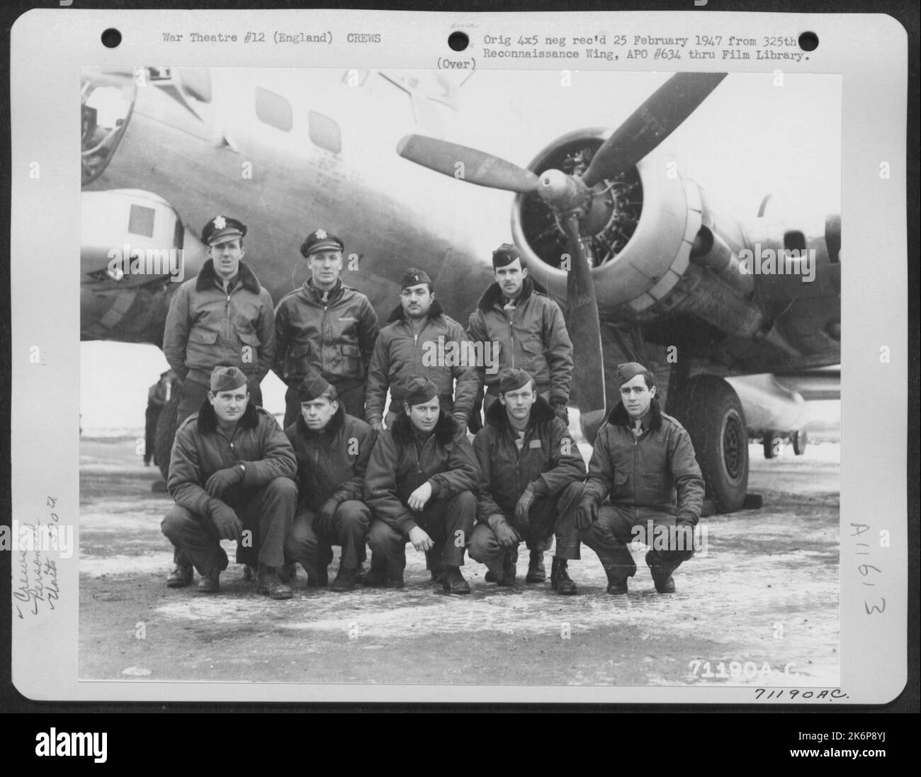 Il 26 gennaio 1945 il Lt. Dennis e l'equipaggio del Boeing B-17 'Flying Fortress' del 390th Bomb Group posano con il loro aereo presso la loro base in Inghilterra. Foto Stock