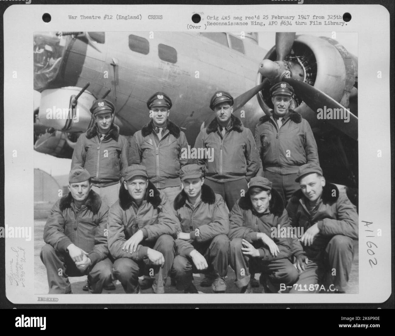 Il 5 aprile 1945 il Lt. Katz e l'equipaggio del Boeing B-17 "Flying Fortress" del 390th Bomb Group posano con il loro aereo presso la loro base in Inghilterra. Foto Stock