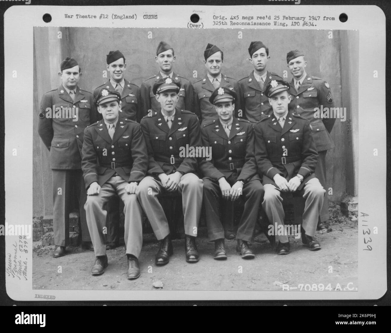 Il 7 aprile 1944 il francese e l'equipaggio dello Squadrone della bomba del 527th, il gruppo della bomba del 379th, posano per il fotografo presso una base dell'aeronautica militare del 8th in Inghilterra. Foto Stock
