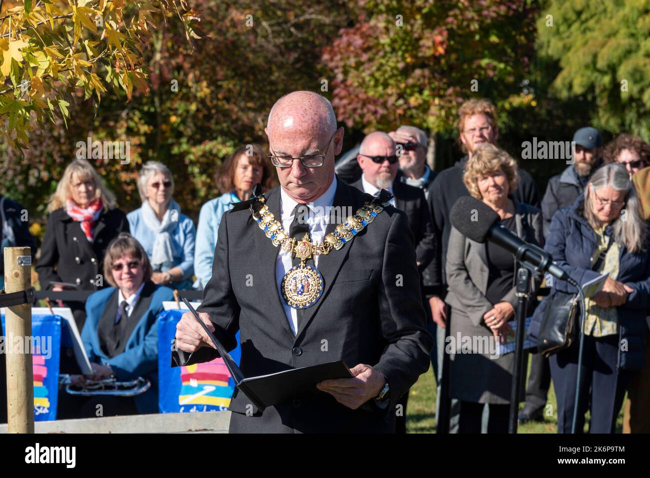 Chalkwell Park, Southend on Sea, Essex, Regno Unito. 15th Ott 2022. In occasione del primo anniversario dell'assassinio del conservatore Sir David Amess, nel comune di Borough, si è tenuto un tributo alla presenza di dignitari locali e di membri del pubblico. Un albero commemorativo è stato piantato utilizzando compost creato da tributi floreali deposti dal pubblico dopo l’omicidio del deputato nel 2021. Il Sindaco Worshipful di Southend-on-Sea, Cllr Kevin Robinson (foto), ha tenuto un breve discorso prima di mettere il compost, con musica fornita dalla Southend Band Foto Stock