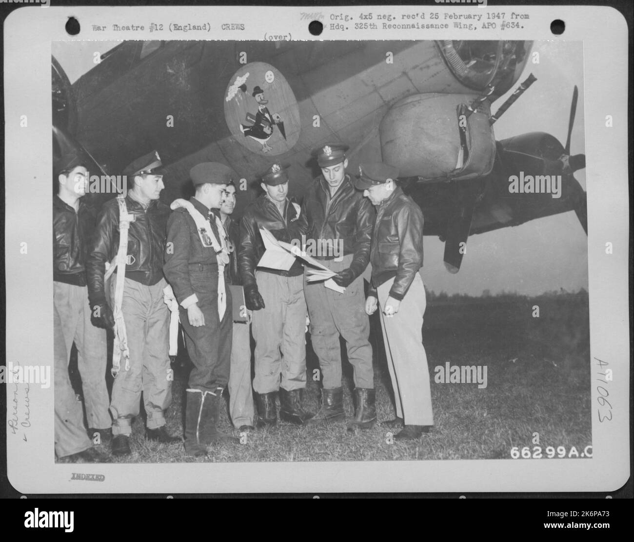 Il Generale James H. Doolittle con Una R.A.F. Volantino e equipaggio di un Boeing B-17 'Flying Fortress' discutono il percorso che sarà volato su Una missione di bombardamento sulle installazioni di Enemy in Europa. 8th Air Force, Inghilterra. [Nota: L'emblema potrebbe essere correlato A Un Weath Foto Stock