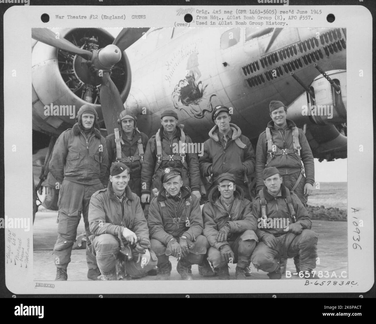 Francese e equipaggio della 612Th Bomb Squadron, 401St Bomb Group, di fronte A Un Boeing B-17 'Flying Fortress' 'soddisfazione garantita' presso una base dell'aeronautica militare 8th in Inghilterra. 22 marzo 1945. Foto Stock