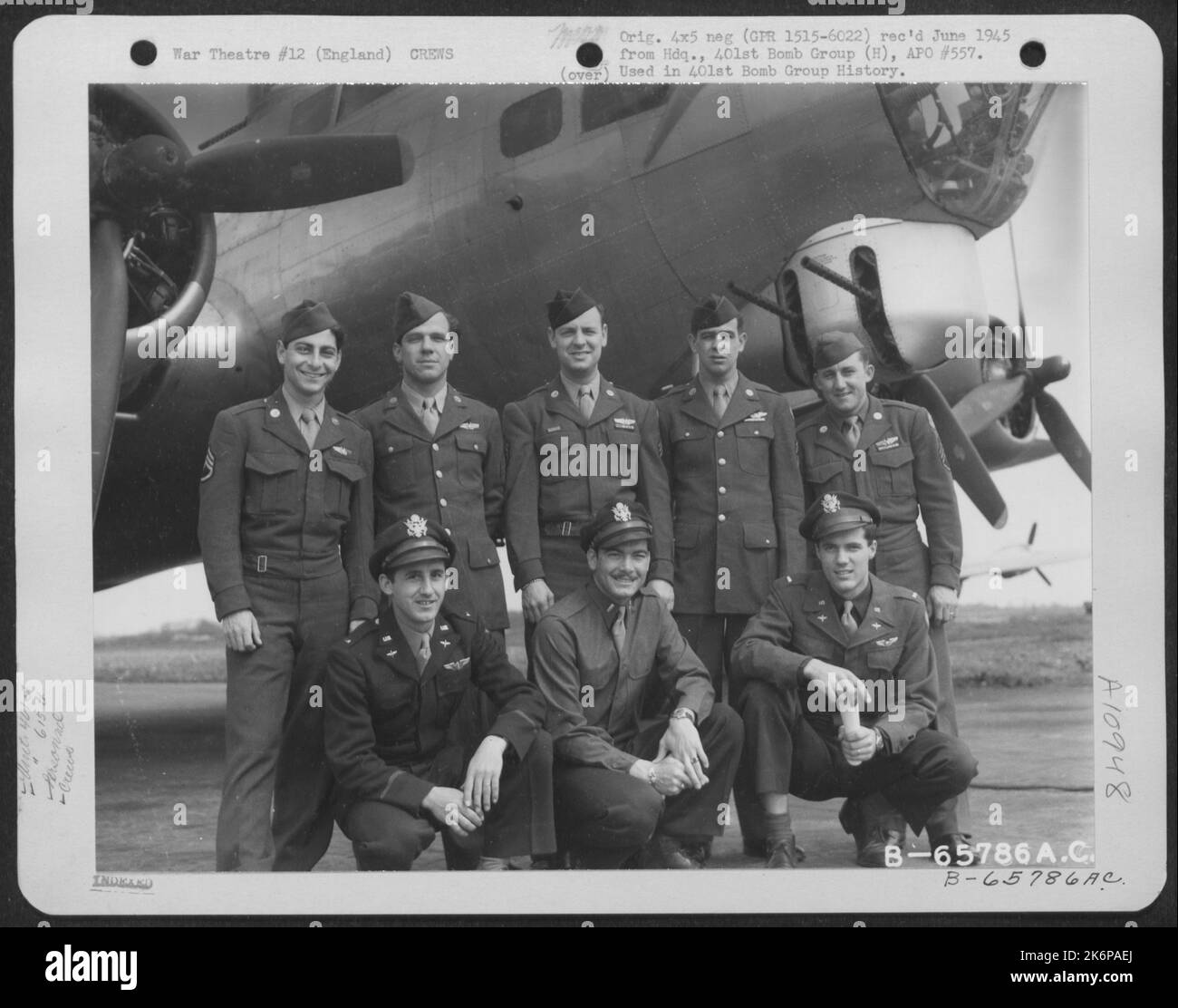Gerber e l'equipaggio del 615Th Bomb Squadron, 401St Bomb Group, accanto A Un Boeing B-17 'Flying Fortress' presso una base dell'aeronautica militare 8th in Inghilterra. 20 aprile 1945. Foto Stock