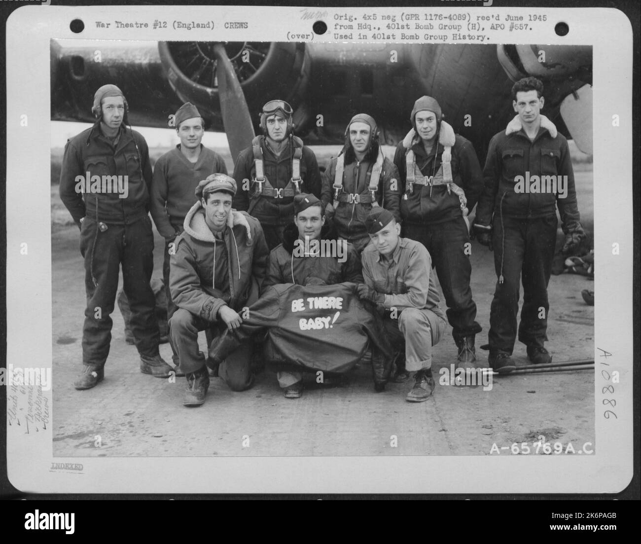 Il Lt. Calloway e l'equipaggio del Boeing B-17 'Flying Fortress' 'Be There Baby' del 615Th Bomb Squadron, 401St Bomb Group, ha sede in una base dell'aeronautica militare 8th in Inghilterra, il 5 novembre 1944. Foto Stock