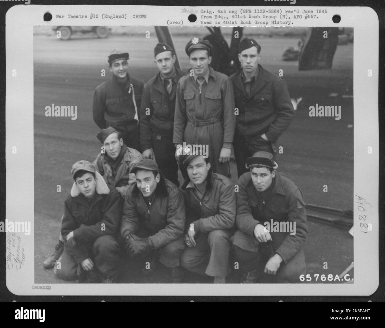 Cooper e l'equipaggio del 615Th Bomb Squadron, 401St Bomb Group, presso una base dell'aeronautica militare 8th in Inghilterra, il 23 ottobre 1944. Foto Stock