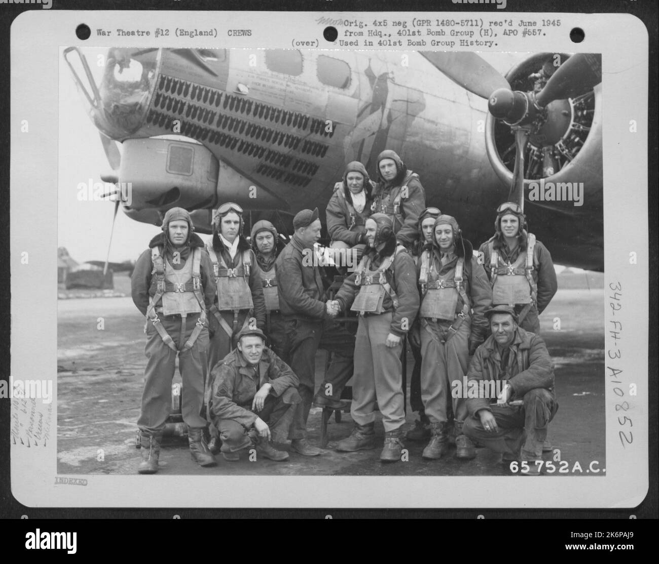L'equipaggio del Boeing B-17 'Fortezza volante' 'Diana, Regina dell'inseguimento' che ha volato con lo Squadrone bomba 612Th, 401St Gruppo bomba dal 1945 febbraio al V-e Day. The Men are (Back Row) Kenneth A. Jeter, Jewell Hall, Louis Crosby, si Parsons, Bill Kuhn, K Foto Stock