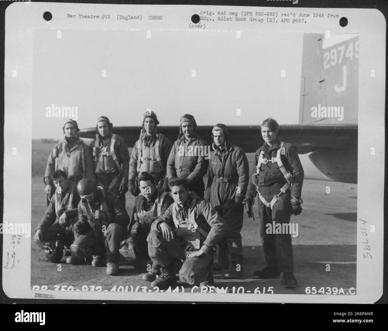 Equipaggio 10 del 615Th Bomb Squadron, 401St Bomb Group, accanto A Un Boeing B-17 'Flying Fortress' presso una base dell'aeronautica militare 8th in Inghilterra, 3 febbraio 1944. Foto Stock