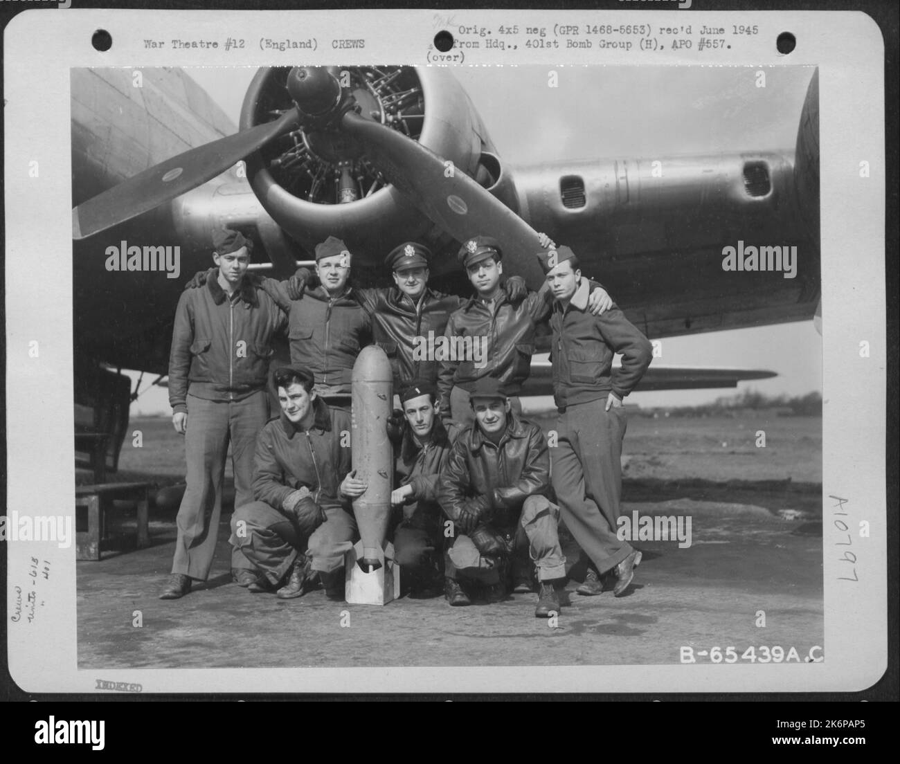 Equipaggio 12 del 615Th Bomb Squadron, 401St Bomb Group, accanto A Un Boeing B-17 'Flying Fortress' presso una 8th Air Force base in Inghilterra, 25 marzo 1945. Foto Stock