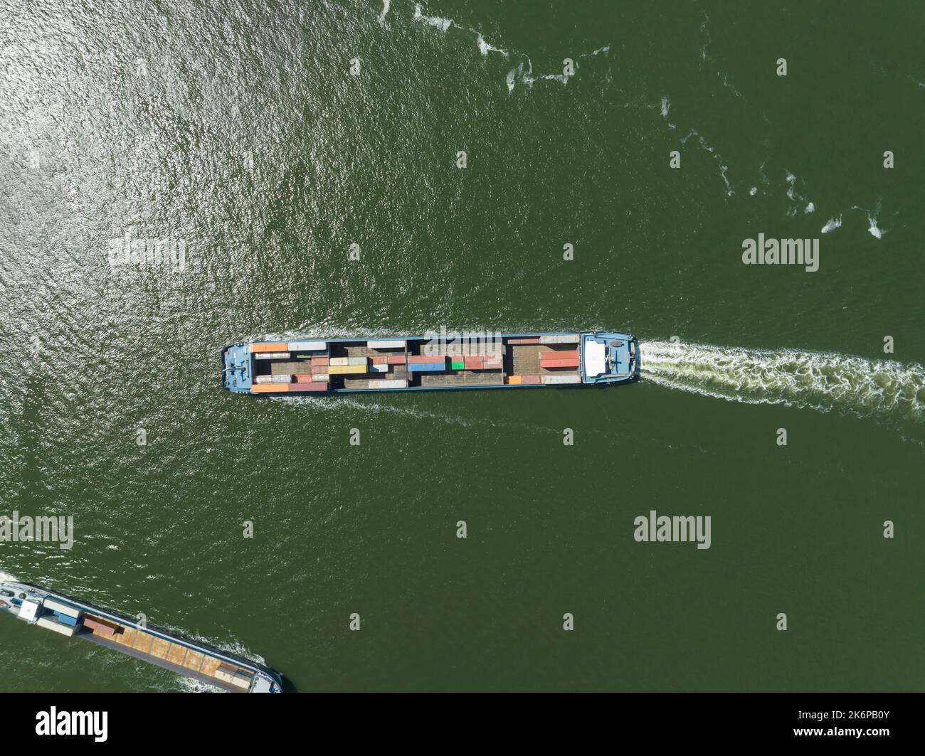 Vista dall'alto verso il basso di una nave di trasporto interna per la spedizione di container e la distribuzione logistica. Spedire caricato con contenitori e merce per Foto Stock