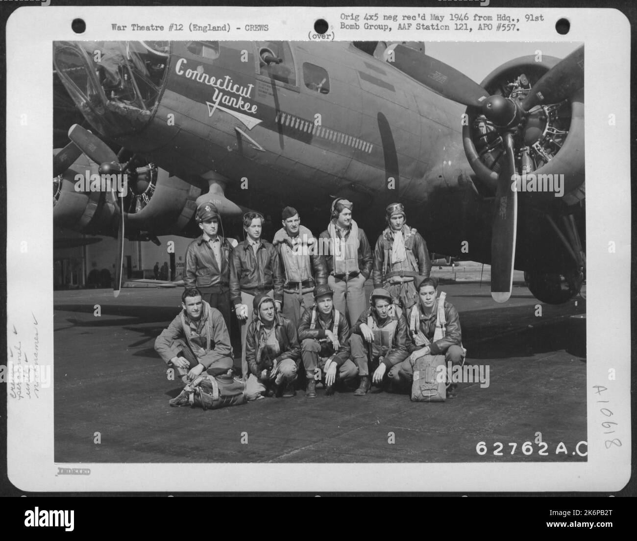 Verinis e l'equipaggio dello Squadrone delle bombe del 324th, del Gruppo delle bombe del 91st, dell'Aeronautica militare del 8th, di fronte al Boeing B-17 'Fortezza volante' 'Connecticut Yankee'. Inghilterra, 27 maggio 1943. Foto Stock