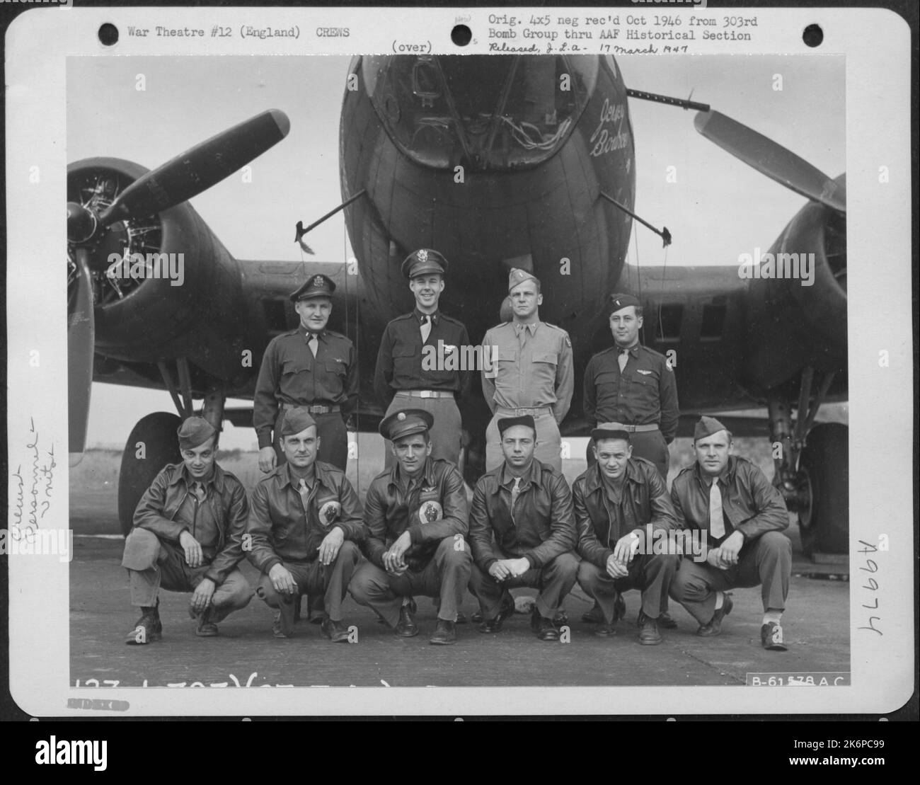 Daniel A. Shebeck e l'equipaggio dello Squadrone delle bombe del 358th, 303Rd Bomb Group accanto A Un Boeing B-17 'Flying Fortress' 'Jersey Bounce'. Inghilterra, 27 luglio 1943. Foto Stock