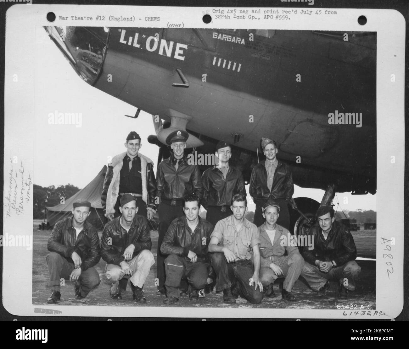 Equipaggio dello Squadrone delle bombe 562Nd, 388th Gruppo delle bombe, accanto al Boeing B-17 'Flying Fortress' 'Lil' One'. Inghilterra, 11 agosto 1943. In piedi da sinistra a destra: 2nd Lt. Thomas A. Sigurdson, Xakima, Washington 2nd Lt. Robert L. Pfeiffer, French Lick, Indiana 2nd Foto Stock
