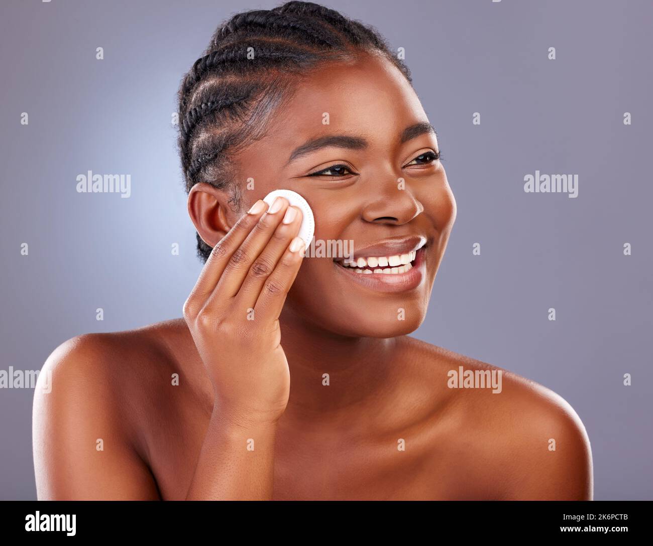 Non dimenticate di rimuovere il trucco prima di andare a letto. una giovane donna che pulisce il viso con un tampone di cotone. Foto Stock