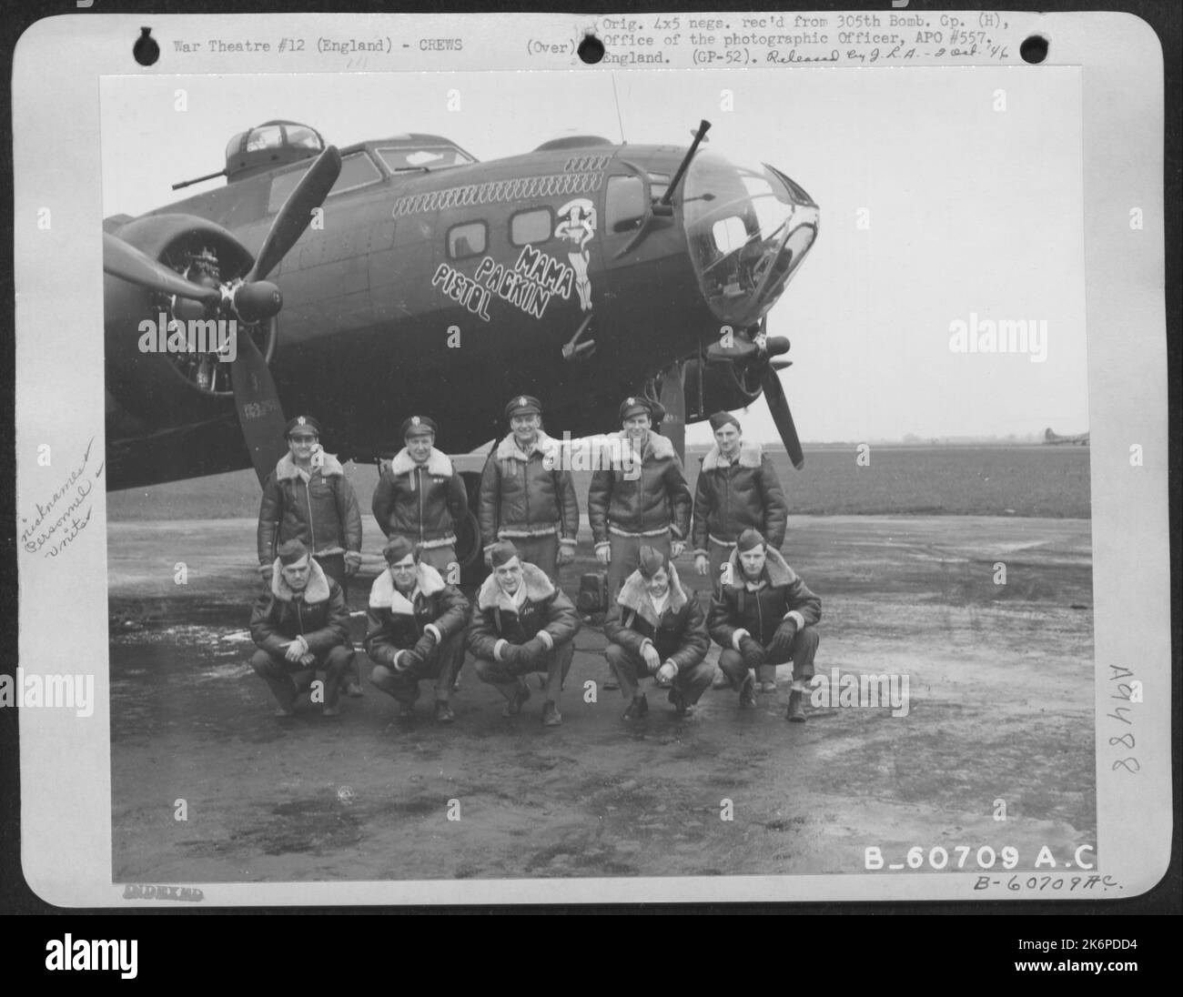 Il Lt. Duff e l'equipaggio del 305Th Bomb Group, sono mostrati accanto A Un B-17 'Flying Fortress' 'Pistol Packin' Mama'. 22 febbraio 1944. Inghilterra. Foto Stock