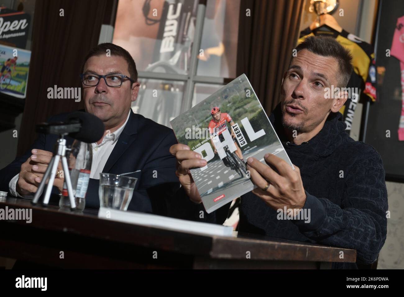 Valkenburg, Paesi Bassi. 15th Ott 2022. Il giornalista ciclistico Stéphane Thirion e il belga Philippe Gilbert di Lotto Soudal, nella foto, durante la presentazione di un libro che copre la carriera del ciclista belga Philippe Gilbert, davanti all'evento ciclistico di un giorno chiamato Phils Last ride, un evento in cui il ciclista belga Philippe Gilbert cavalerà la sua ultima gara ciclistica, A Valkenburg, Paesi Bassi, sabato 15 ottobre 2022. Il criterium durerà un'ora e si terrà con partenza e arrivo sul Cauberg. FOTO DI BELGA DAVID STOCKMAN Credit: Agenzia Notizie di Belga/Alamy Live News Foto Stock