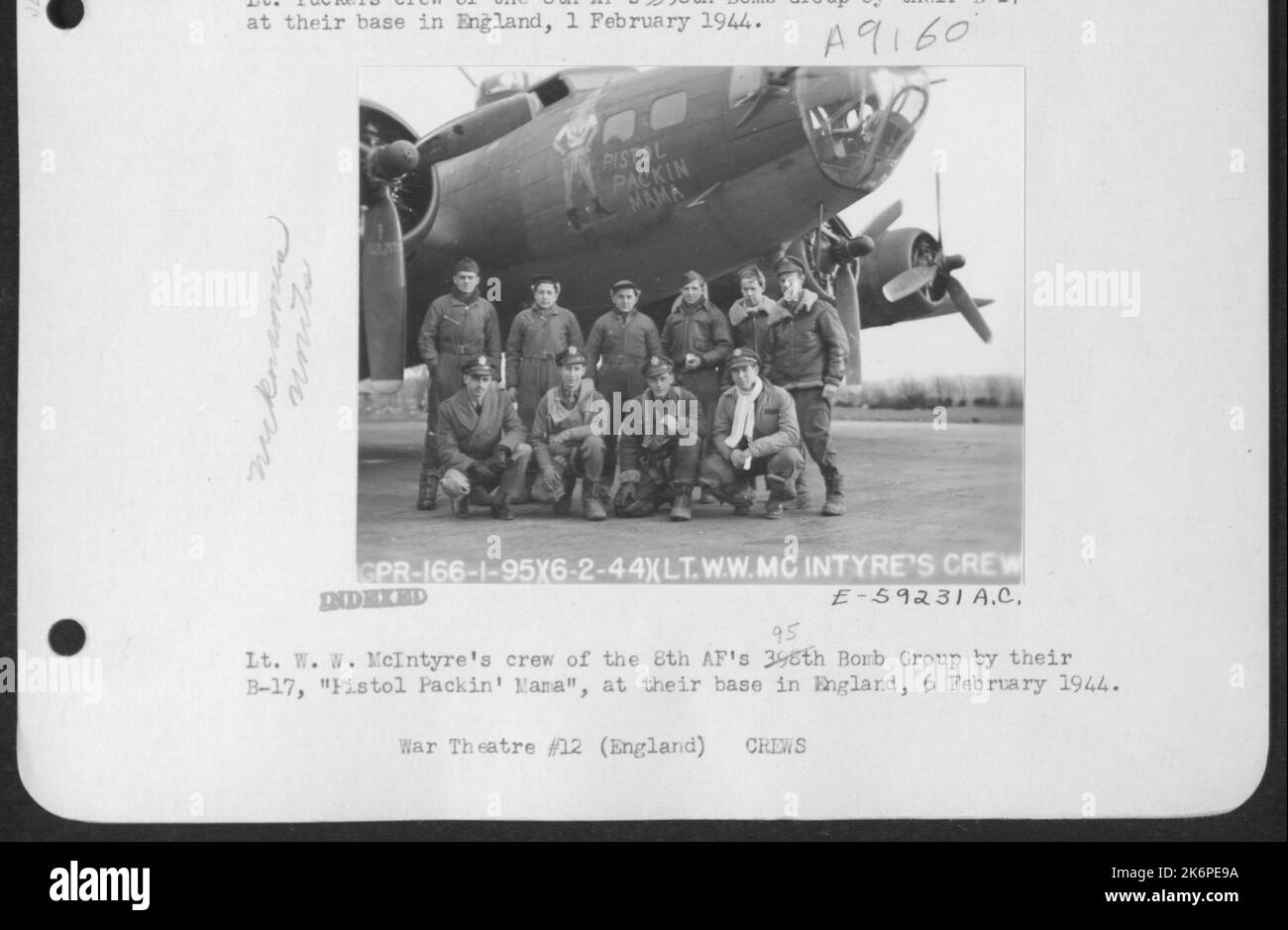 Lt. W.W. Mcintyre's Crew del 8th AF 95th Bomb Group in piedi dal loro B-17 'Pistol Packin' Mama' alla loro base in Inghilterra, 6 febbraio 1944. Foto Stock