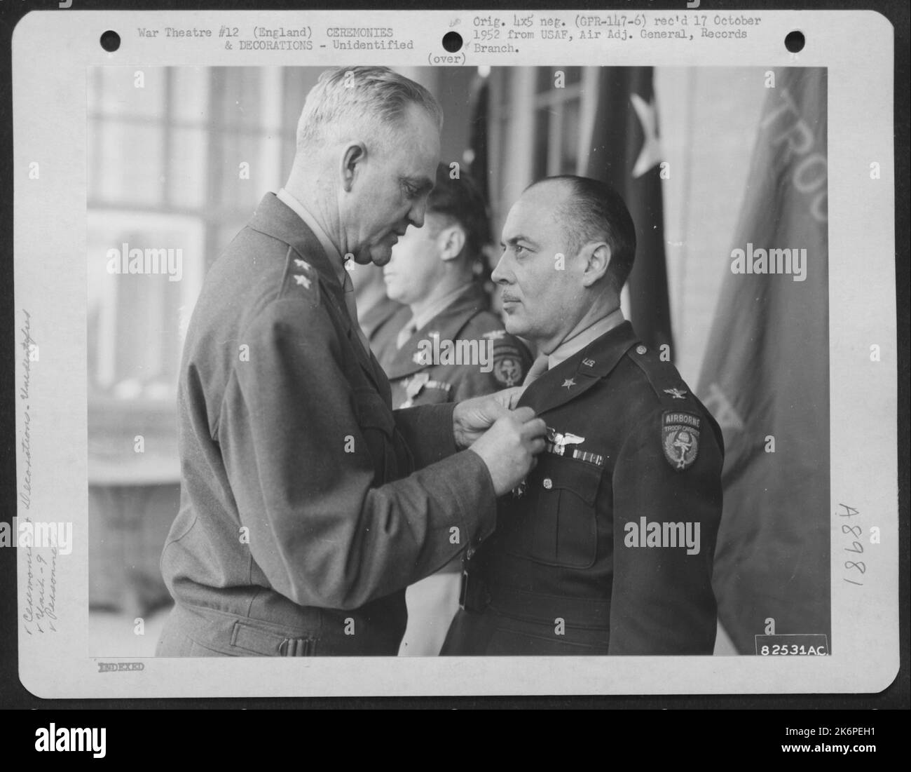 Il maggiore Generale Paul L. Williams Pins la Legione del merito su Un membro del comando vettore della truppa 9th ad una base aerea da qualche parte in Inghilterra. 22 marzo 1945. Foto Stock