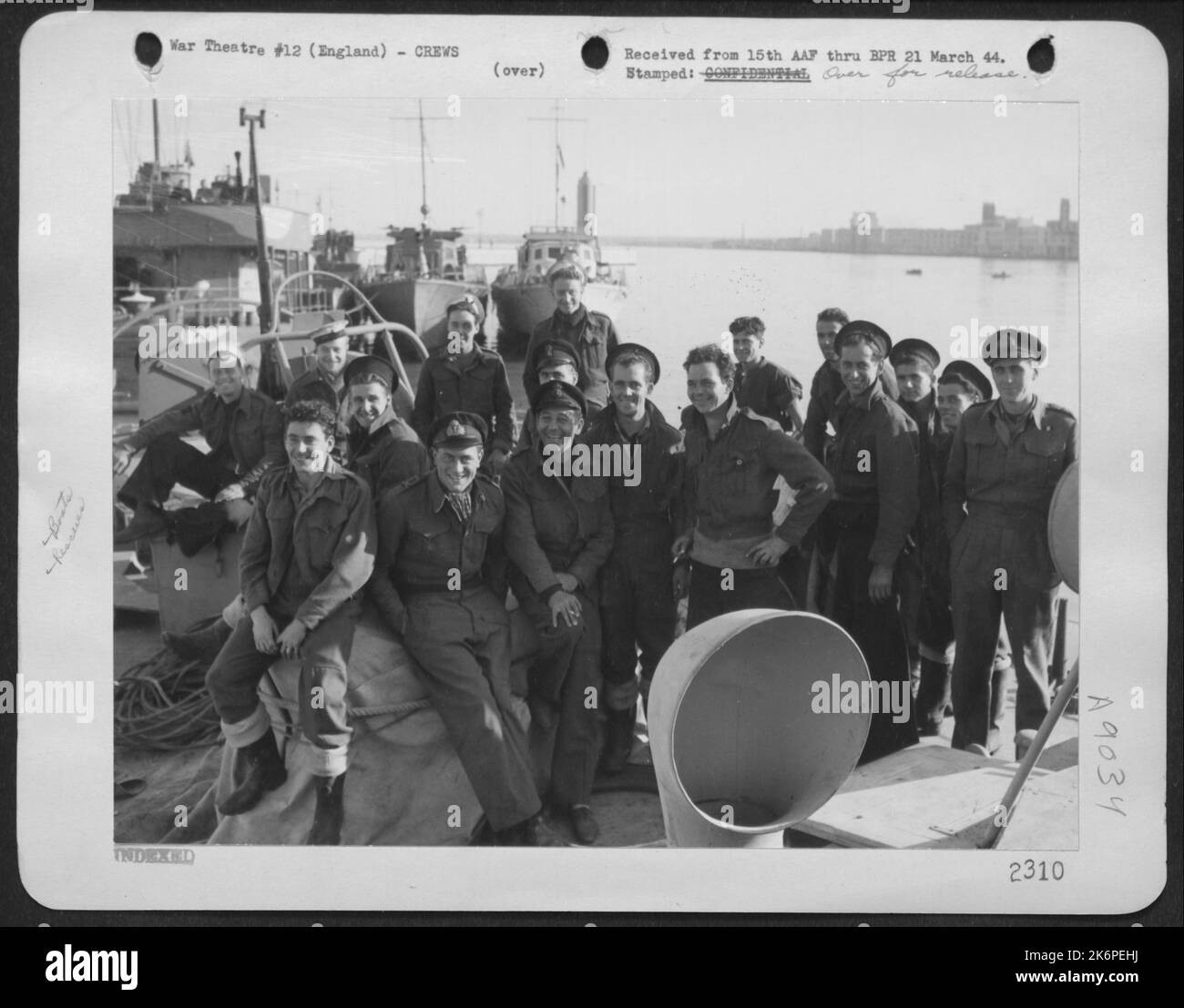 Equipaggio del lancio britannico che ha salvato 14 infermieri e 17 uomini, membri di una unità Air Evac mancanti per due mesi dopo che il loro aereo è stato costretto a scendere in Albania. Foto Stock