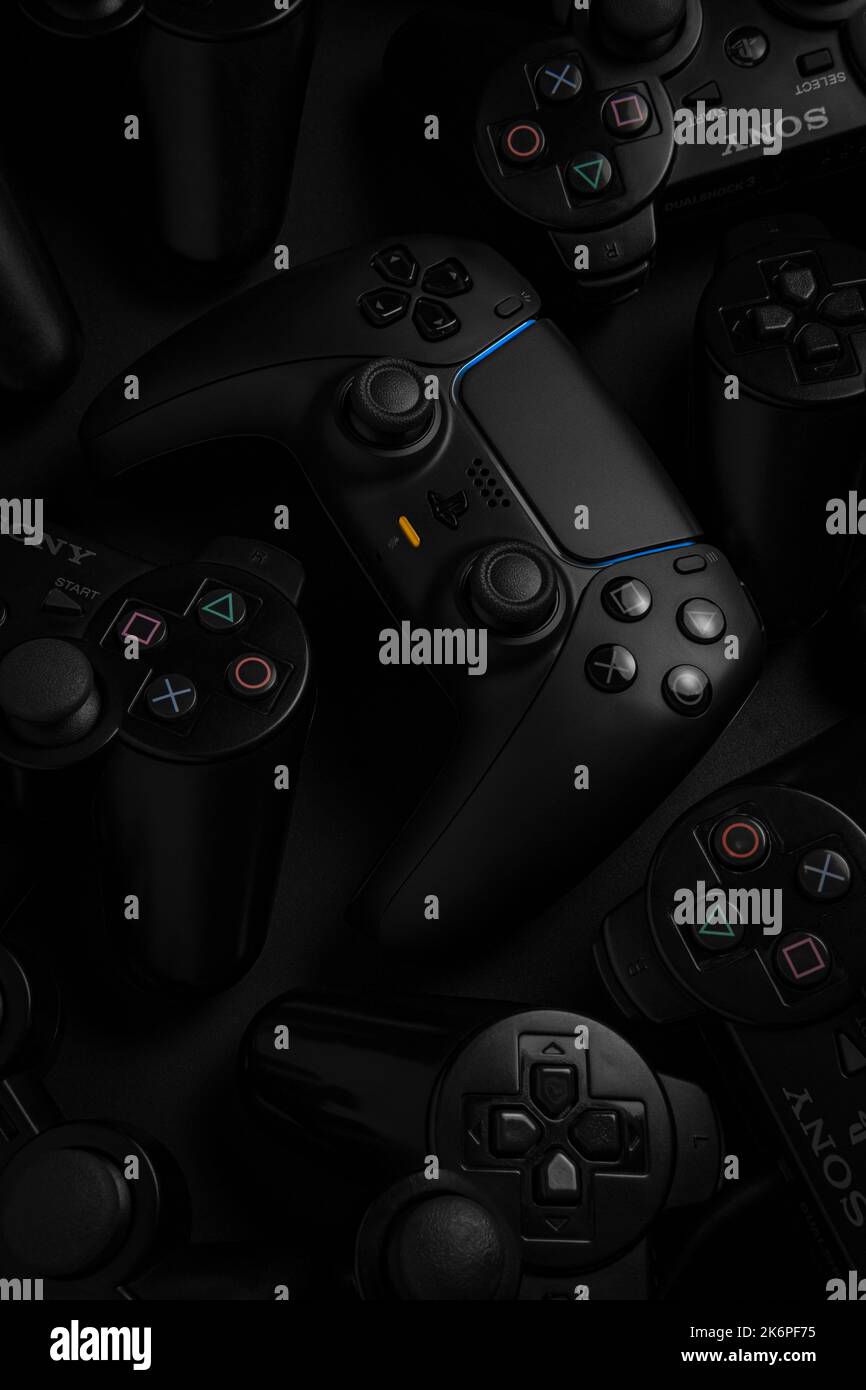 5 ottobre 2022, Odessa, Ucraina. Il nuovo dualsense nero del gamepad PlayStation 5 su uno sfondo scuro di diversi gamepad della famiglia playstation. CY Foto Stock