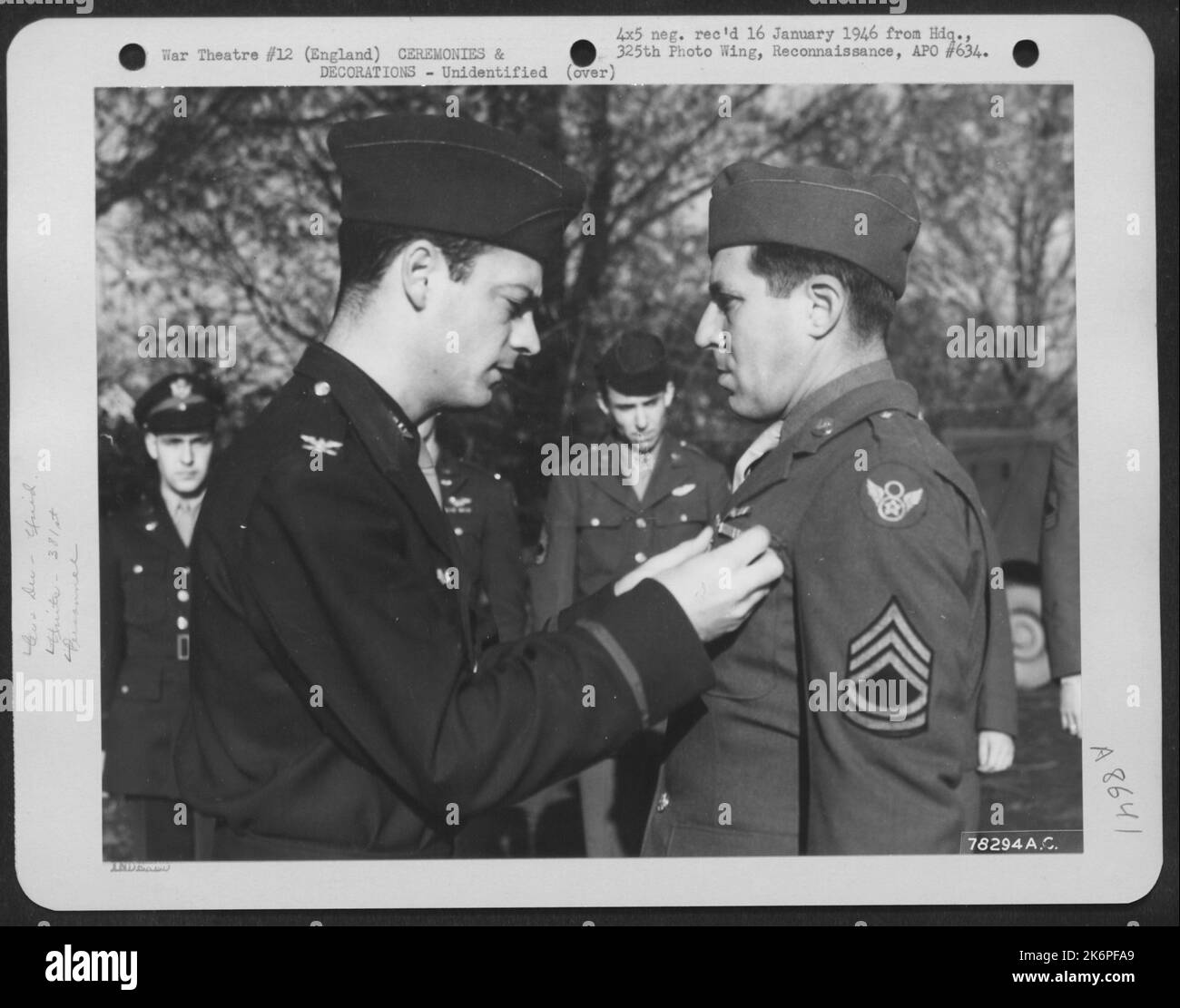 Il colonnello Harry P. Leber si congratula Con Un membro del gruppo bomba 381st dopo avergli presentato la stella di bronzo durante Una cerimonia presso una base aerea da qualche parte in Inghilterra. 5 novembre 1945. Foto Stock
