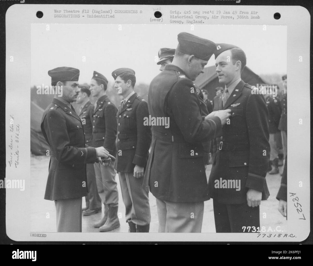 Un membro del gruppo Bomb 386th riceve un premio durante Una cerimonia presso una base aerea in Inghilterra. Foto Stock