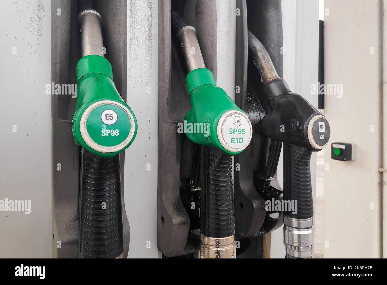 Lamorlaye, Francia - Ottobre 15 2022: Le pompe di carburante di una stazione di servizio sono chiuse a causa della carenza di carburante legata allo sciopero delle raffinerie petrolifere. Foto Stock