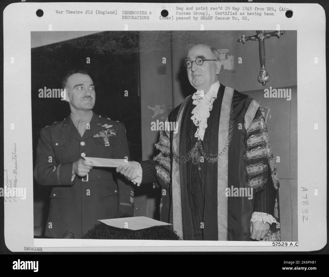 Norwich ha presentato l'atto per il memoriale americano -- l'atto ad Un fondo fiduciario $620.000 per Un memoriale a caduto 2nd Airmen della divisione aerea degli Stati Uniti 8th AF è presentato dal generale principale William E. Kepner, ex comandante della divisione, a E.F. Williamson, J.P., Lor Foto Stock