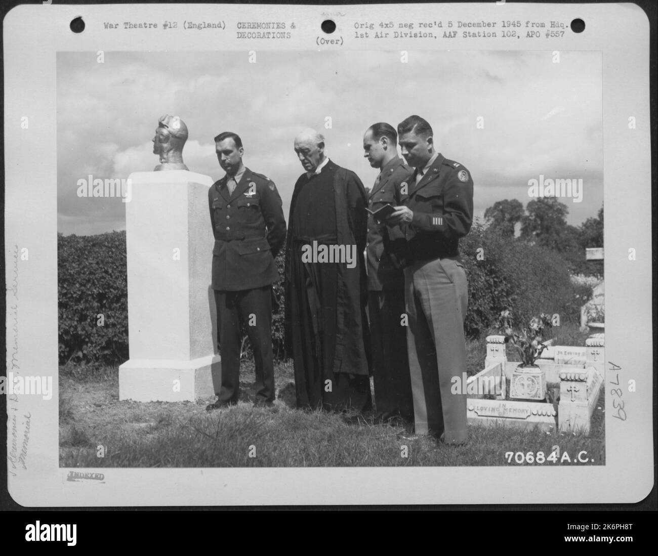 I Memorial Services sono condotti da 8th Air Force Men il 1 giugno 1945 in onore di Airmen che ha perso la vita nella linea di servizio in Inghilterra. Foto Stock