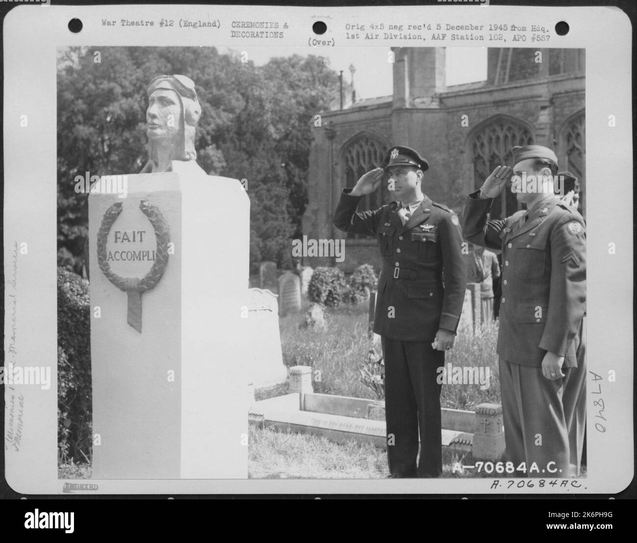 I Memorial Services sono condotti da 8th Air Force Men il 1 giugno 1945 in onore di Airmen che ha perso la vita nella linea di servizio in Inghilterra. Foto Stock