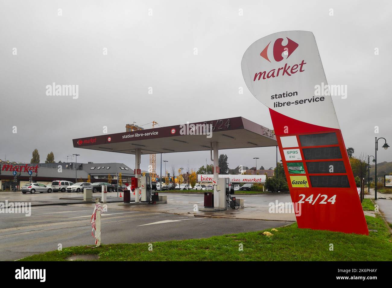 Lamorlaye, Francia - 15 2022 ottobre: Stazione di servizio chiusa a causa della carenza di carburante legata allo sciopero delle raffinerie petrolifere. Foto Stock