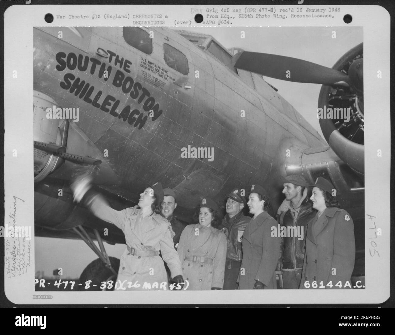 STATI UNITI Infermieri dell'esercito Christen Boeing B-17 'Fortezza volante' 'The South Boston Shillelagh' del 381st Bomb Group, 26 marzo 1945. Inghilterra. Foto Stock
