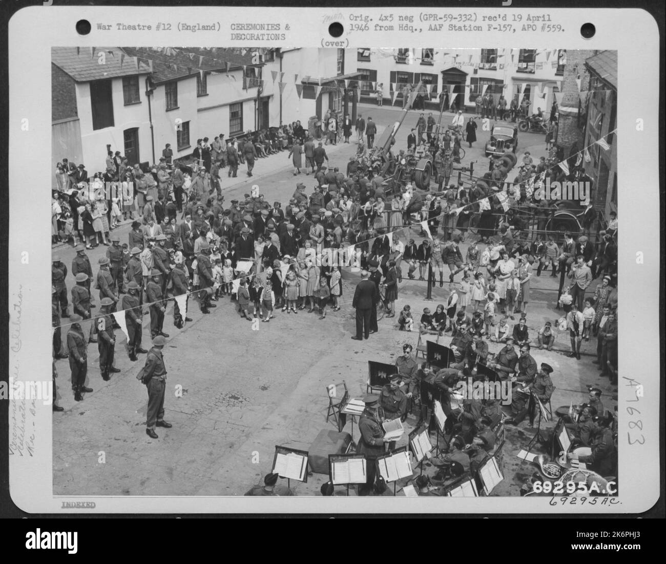 I cittadini di Hadleigh, contea di Suffolk, Inghilterra, si uniscono alla celebrazione della 'settimana del soldato' nell'aprile 1944. Foto Stock