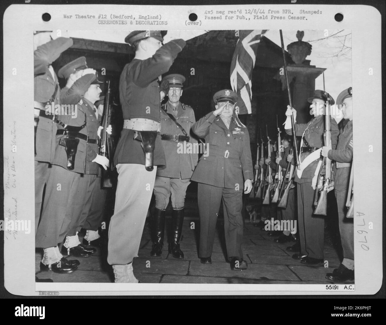 Il generale James Doolittle, comandante dell'aeronautica militare US 8th, accompagnato dal luogotenente Lord del Bedofrdshire, col. Parte, è mostrato salutando i colori presentati da una guardia d'onore al servizio del Ringraziamento tenuto a Bedofrd, Inghilterra. Foto Stock
