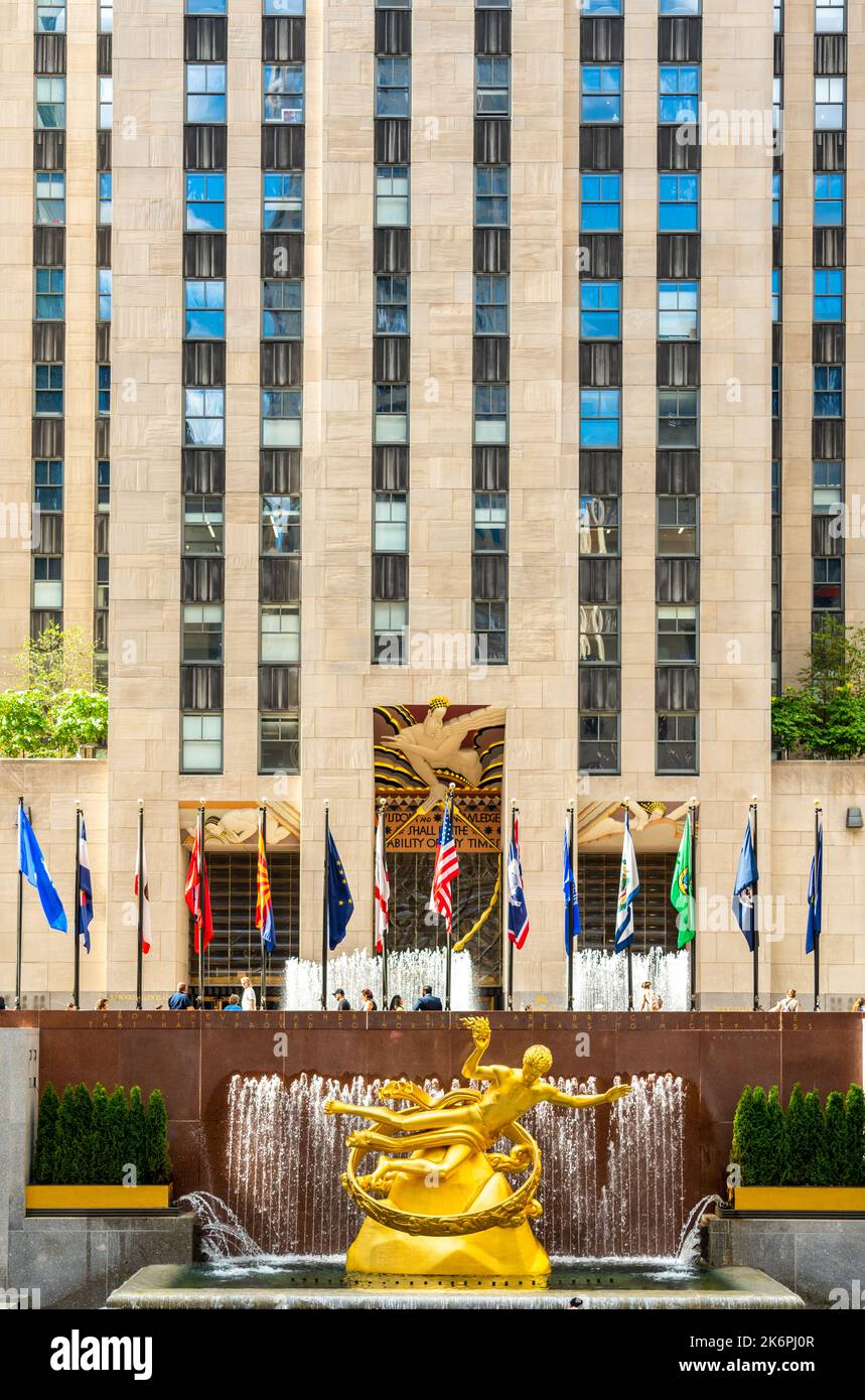 New York, USA - 18 settembre 2022: Statua dorata di Prometheus a New York Foto Stock