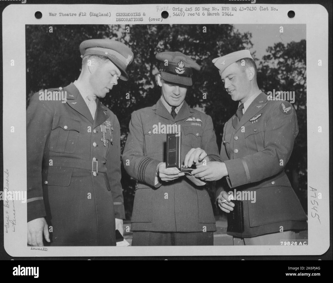 C/C.A. La Distinguished Flying Cross di Deere è stata il centro di interesse quando questi Air Heroes hanno tenuto un Huddle improvvisato a seguito Di Una cerimonia di decorazione britannico-americana a Middlesex, Inghilterra, il 16 ottobre 1943. Gli uomini sono, da sinistra a destra: Maggiore Eugenio Rob Foto Stock
