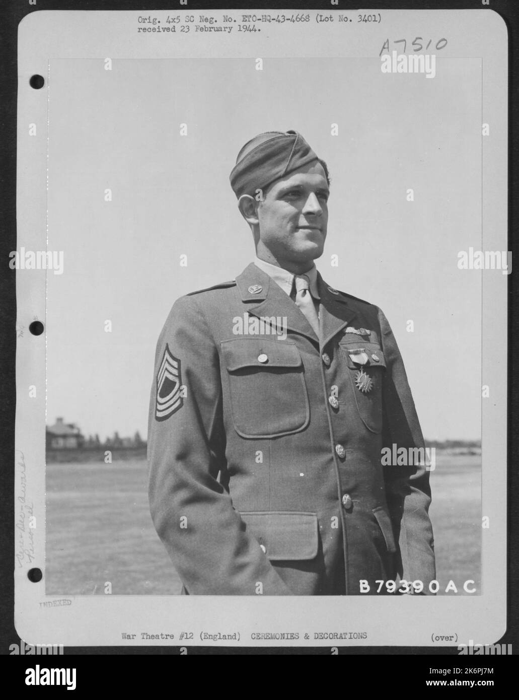 M/Sgt. Burton A. Davis, Mt. Morris, Ill., 8th° comando del Servizio dell'Aeronautica militare, riceve la Medaglia aerea dal maggiore Generale Henry J.F. Miller, Cg, Eight Air Force Service Command. Aeroporto di Hendon, Inghilterra. Giugno 1943. Foto Stock