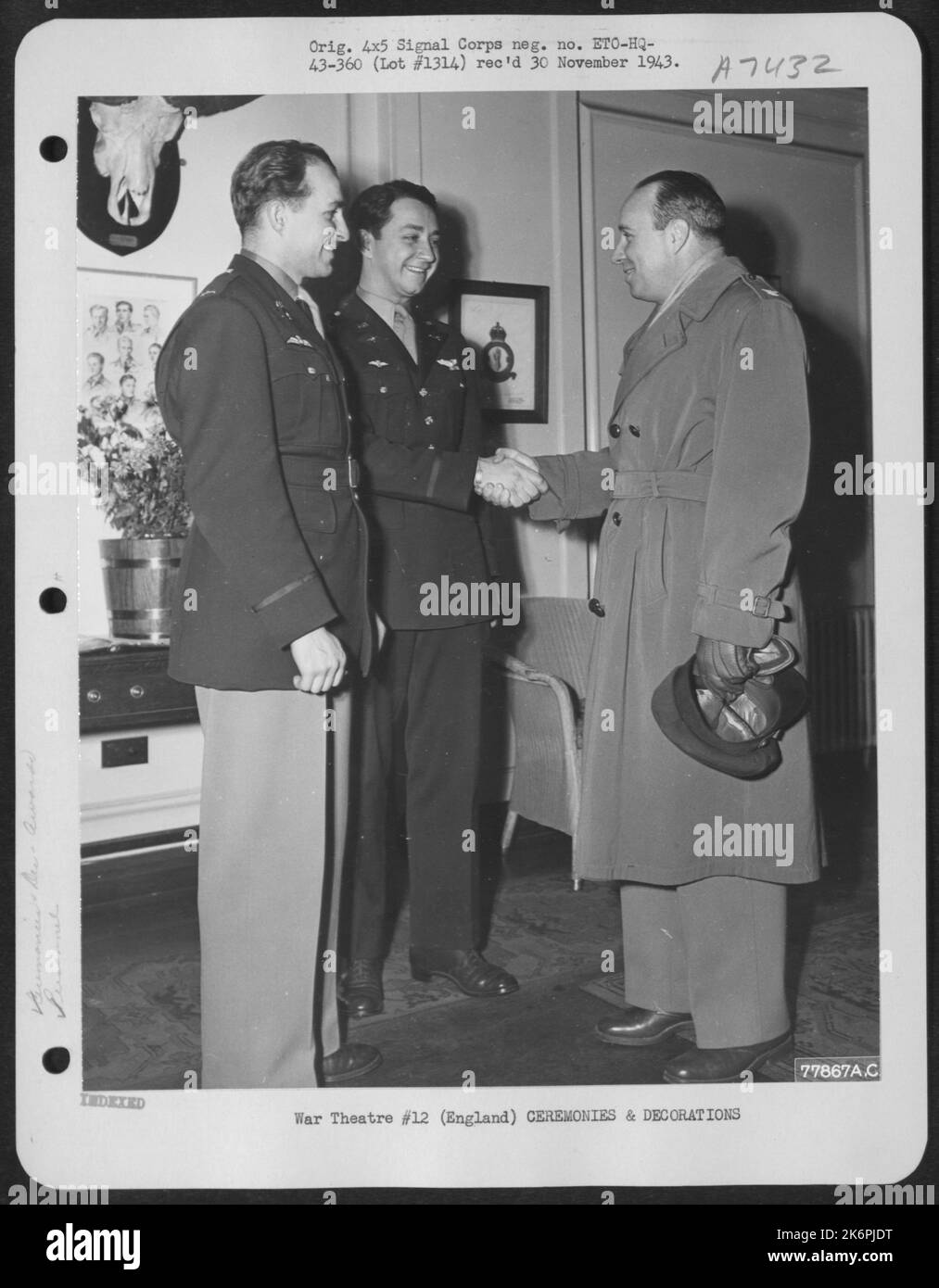 Colonnello G.W. Towle, Clinton, Iowa, Capo di Stato maggiore dell'aeronautica militare 8th (a destra) congratulandosi con (da sinistra a destra) 2nd Lt. Gene B. Fetrow, Upton, Calif, e 2nd Lt. Frank J. Smolinsky, New York City, N.Y. Dopo aver presentato la Medaglia d'aria a ciascuno per Downing A Fo Foto Stock