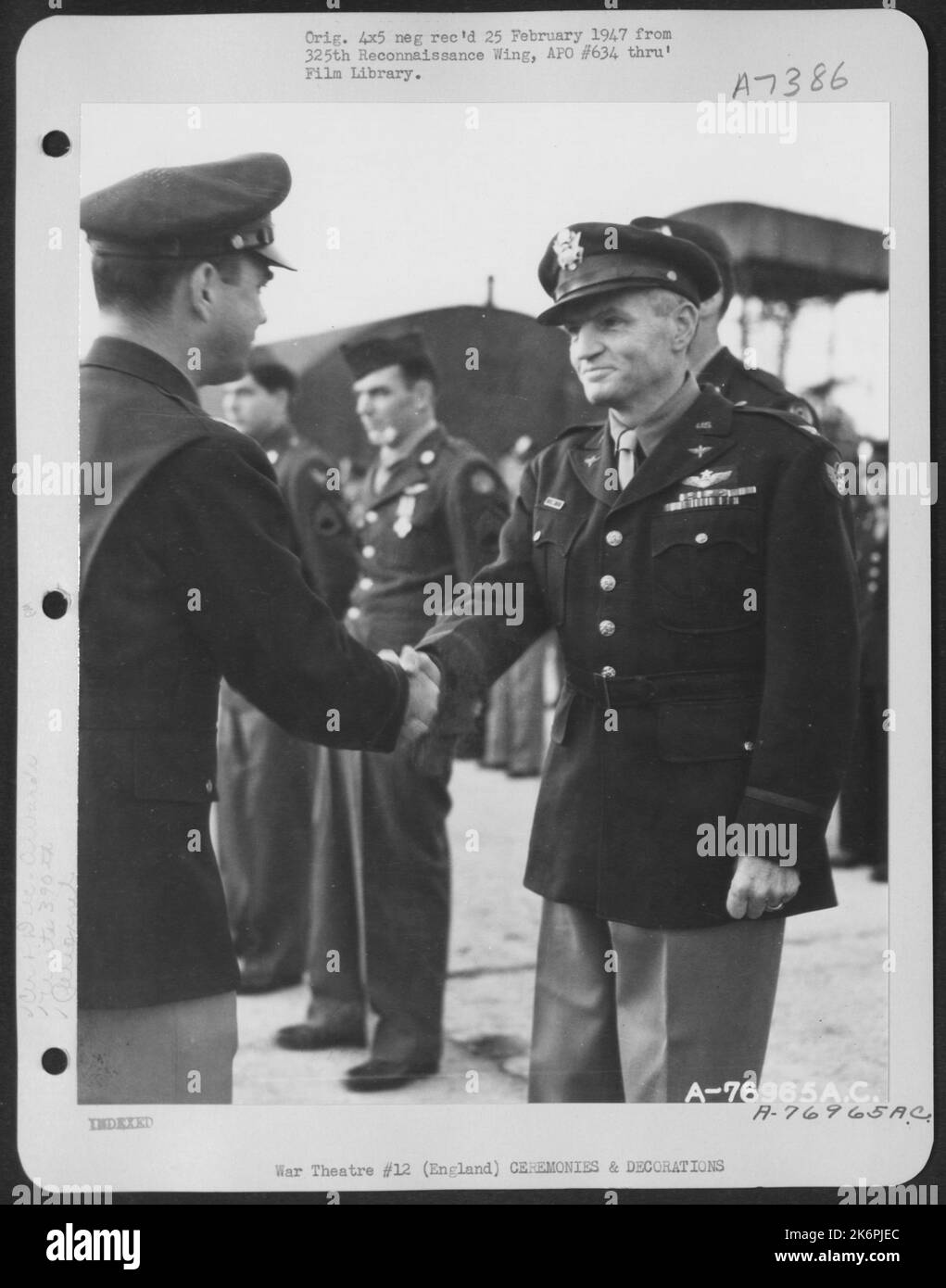 Il colonnello Moller del gruppo 390th Bomb si congratula dopo aver ricevuto un premio durante Una cerimonia da qualche parte in Inghilterra. 13 ottobre 1944. Foto Stock