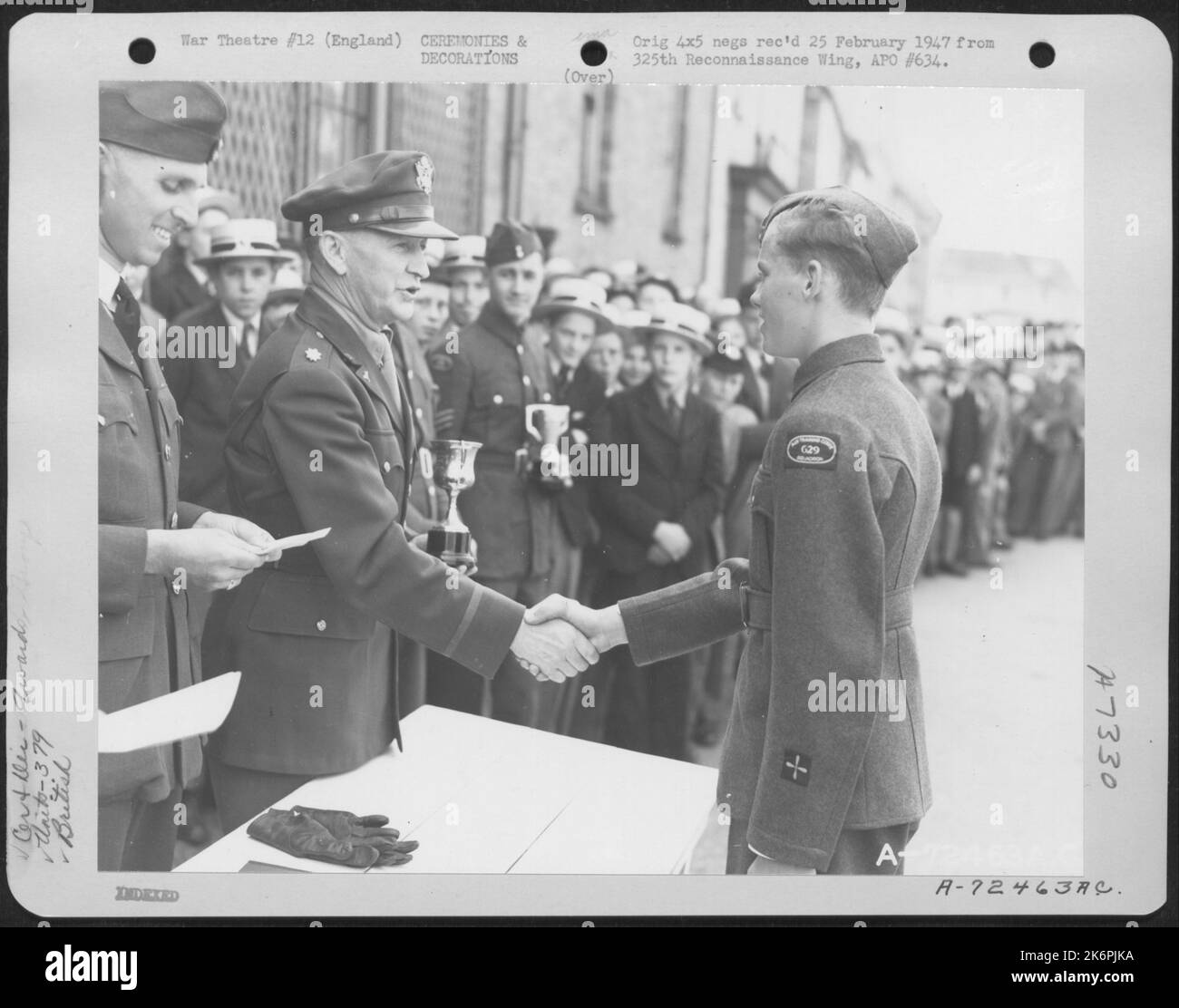 I membri del Gruppo Bomb 379th e i membri Di Uno Squadrone aereo britannico partecipano alle cerimonie di premiazione congiunte in Inghilterra. 11 maggio 1944. Foto Stock