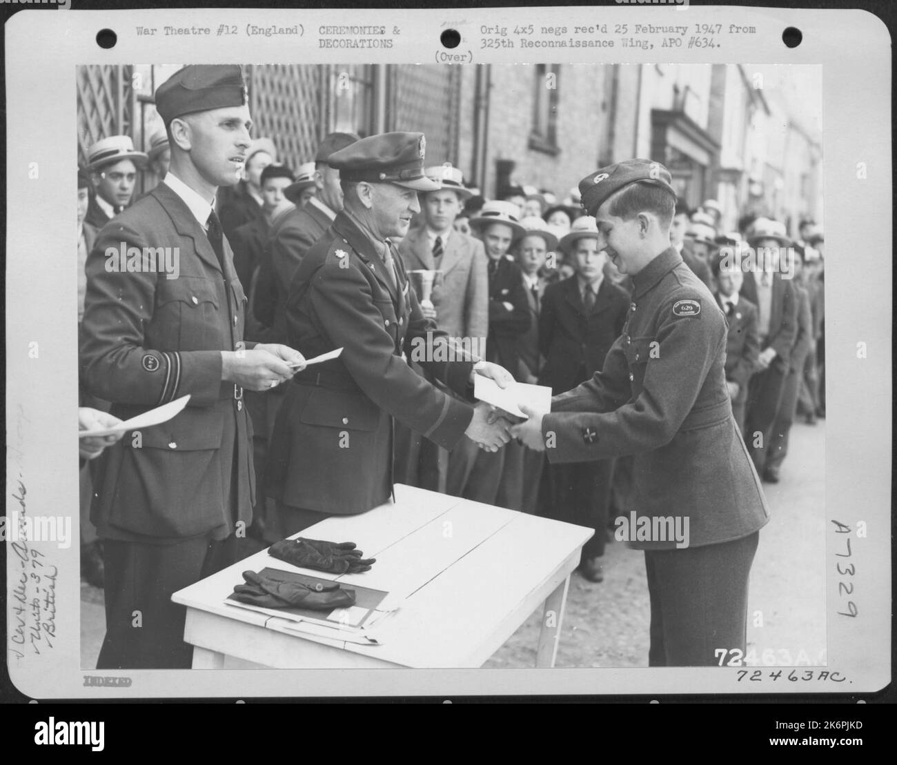 I membri del Gruppo Bomb 379th e i membri Di Uno Squadrone aereo britannico partecipano alle cerimonie di premiazione congiunte in Inghilterra. 11 maggio 1944. Foto Stock