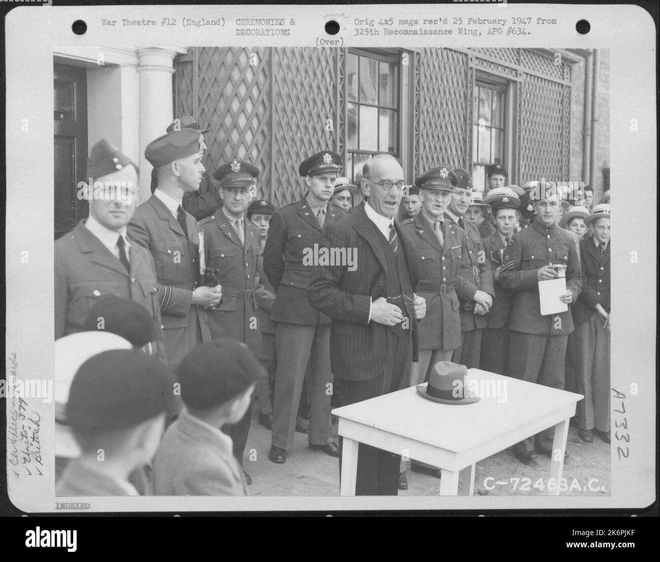 I membri del Gruppo Bomb 379th e i membri Di Uno Squadrone aereo britannico partecipano alle cerimonie di premiazione congiunte in Inghilterra. 11 maggio 1944. Foto Stock