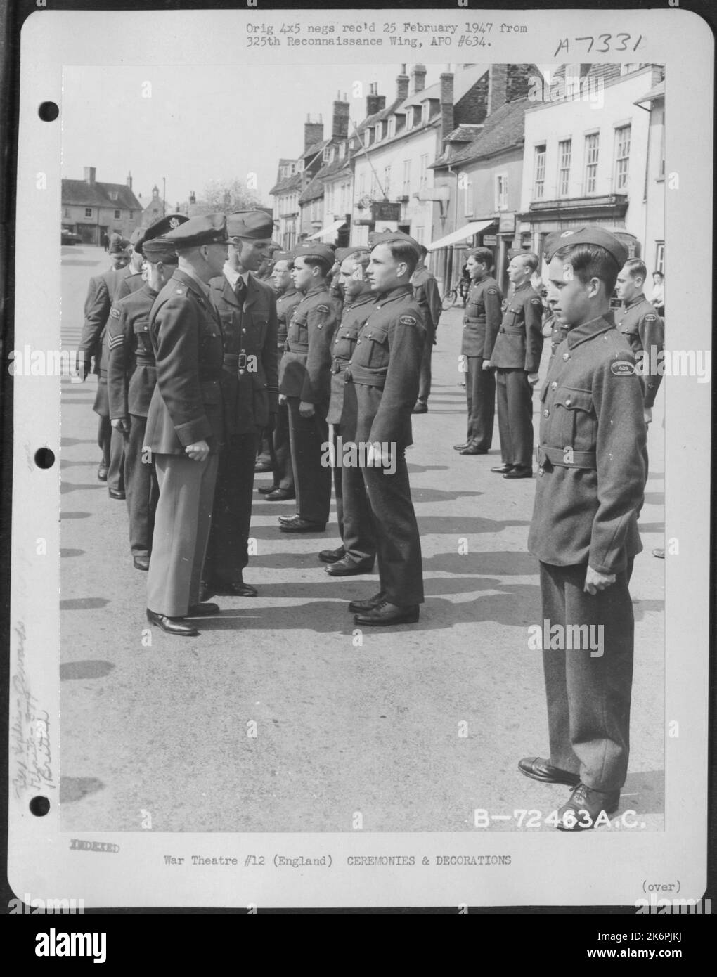 I membri del Gruppo Bomb 379th e i membri Di Uno Squadrone aereo britannico partecipano alle cerimonie di premiazione congiunte in Inghilterra. 11 maggio 1944. Foto Stock