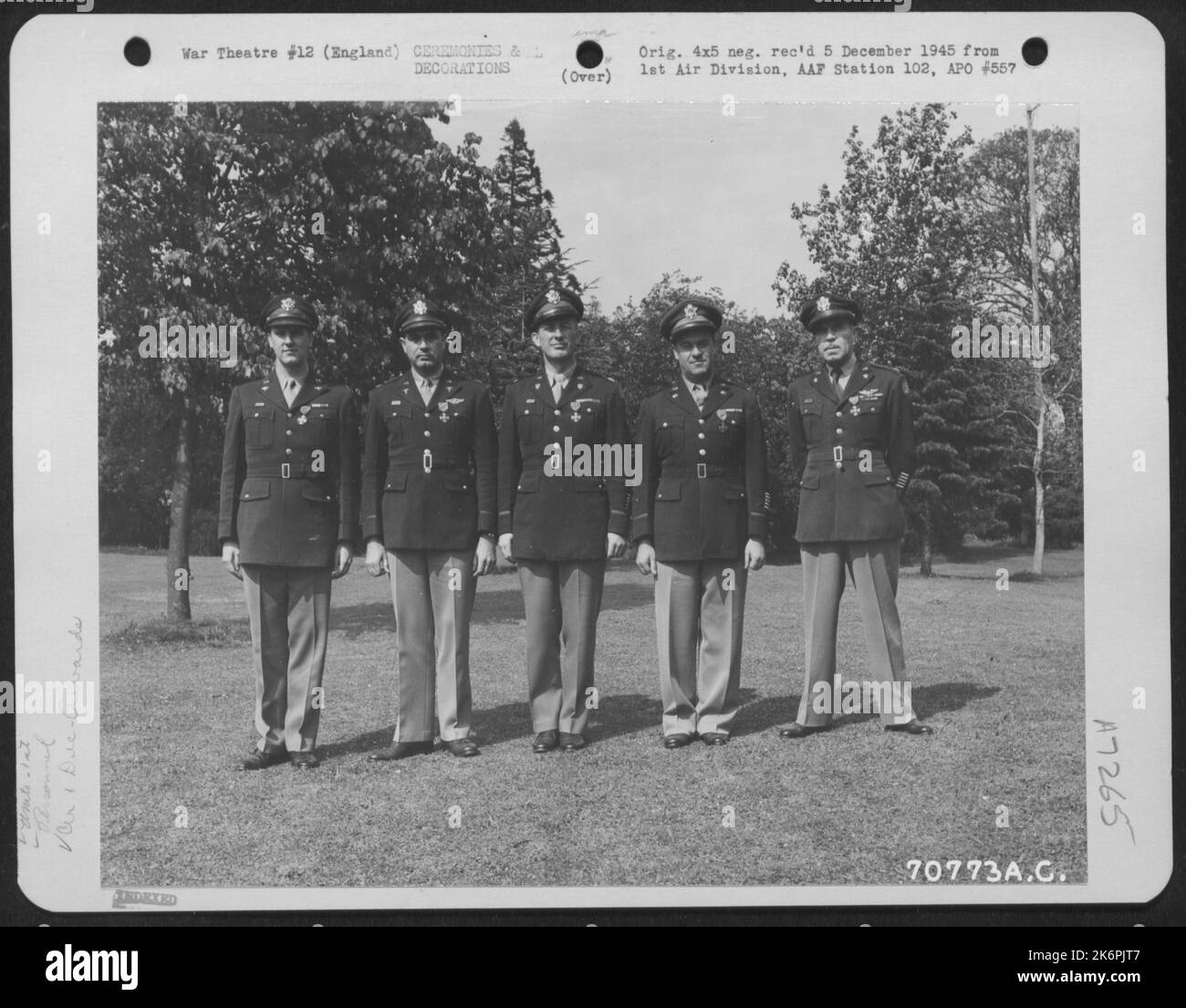 STATI UNITI Gli ufficiali che sono stati presentati alla Croix De Guerre durante Una cerimonia presso la sede della Divisione Bomb 1st indossano le loro Medaglie orgogliosamente come posano per il fotografo in una base inglese. 4 giugno 1945. A destra si trova il Lt. Colonel Mason e a 3rd m dalla destra Foto Stock