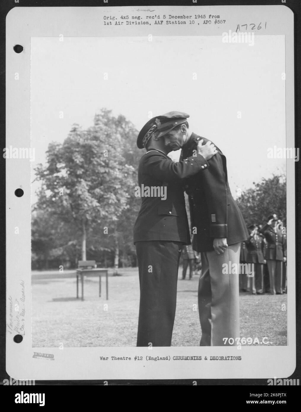 Brig. Il generale Bartlett Beaman è presentato alla Croix De Guerre da Un ufficiale francese durante Una cerimonia presso la sede centrale della Divisione bomba 1st in Inghilterra. 4 giugno 1945. Foto Stock